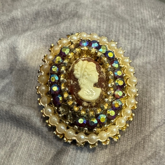 Jewelry - Elegant‎ Cameo Pearl Brooch/Pin